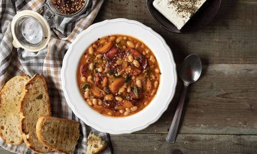 Φασολάδα με λουκάνικα από τον Άκη Πετρετζίκη