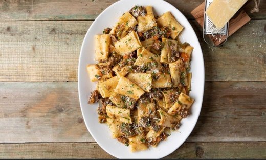 Ριγκατόνι με μοσχαρίσια μάγουλα μπρεζέ από τον Άκη Πετρετζίκη