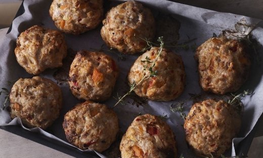 Μπιφτέκια κοτόπουλου με πιπεριές Φλωρίνης από τον Άκη Πετρετζίκη