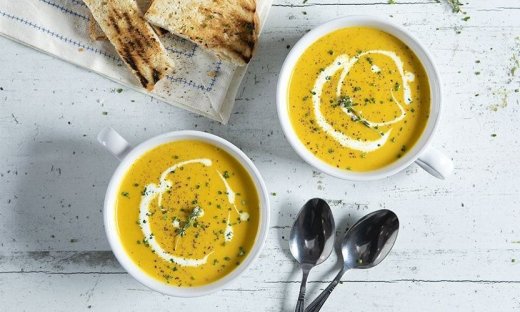 Αντιοξειδωτική σούπα με καρότο, κουρκουμά και ρόφημα σόγιας από τον Άκη Πετρετζίκη