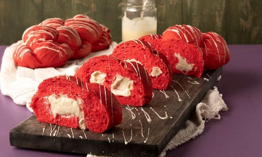 Γεμιστό τσουρέκι red velvet από τον Άκη Πετρετζίκη