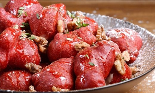 Λουκουμάδες red velvet από τον Άκη Πετρετζίκη