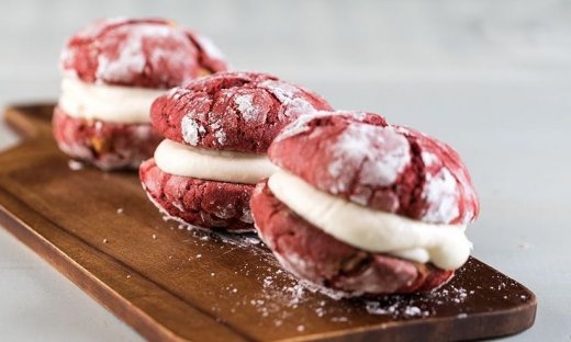 Μπισκότα σάντουιτς red velvet από τον Άκη Πετρετζίκη