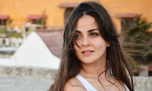 Το νέο look Αγγελικής Δαλιάνη: Εκρηκτική 16 χρόνια μετά η «Μαρία η άσχημη»