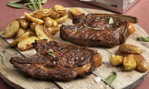 Καπνιστές χοιρινές μπριζόλες από τον Άκη Πετρετζίκη