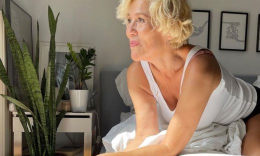 30 χρόνια Λαβ Σόρρυ: Η Κωνσταντίνα Μιχαήλ με πολύ κοντά μαλλιά και πιο hot από ποτέ στα 55 της