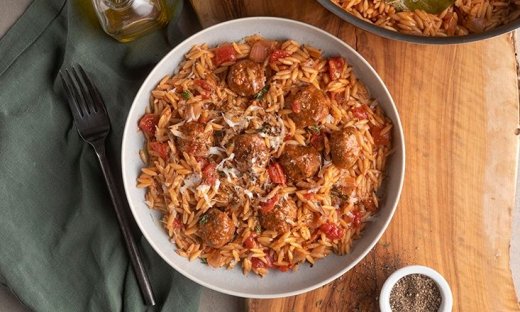 Vegan κριθαράκι με κεφτεδάκια από τον Άκη Πετρετζίκη