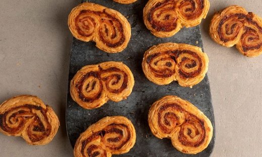 Αλμυρά παλμιέ με ψητό κοτόπουλο από τον Άκη Πετρετζίκη