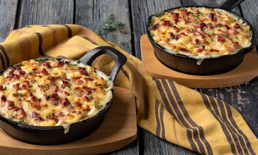 Φτιάξτε mac 'n' cheese με καραμελωμένα κρεμμύδια και μπέικον όπως ο Άκης Πετρετζίκης