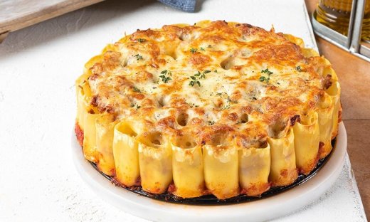 Η viral συνταγή! Πίτα ζυμαρικών (Ηoneycomb pasta cake) από τον Άκη Πετερτζίκη