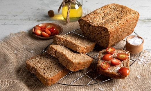 Ένα εύκολο και πεντανόστιμο ψωμί με καστανό ρύζι από τον Άκη Πετρετζίκη