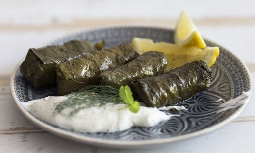 Ντολμαδάκια γιαλαντζί με αμπελόφυλλα από τον Άκη Πετρετζίκη