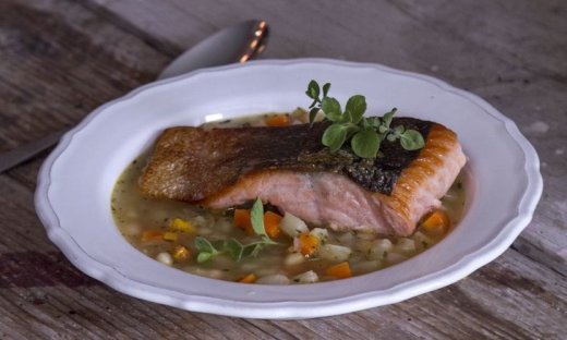 Μια πικάντικη, λεμονάτη σούπα με φασόλια, μέλι και σολομό