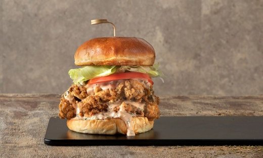 Ζουμερό chicken burger από τον Άκη Πετερτζίκη