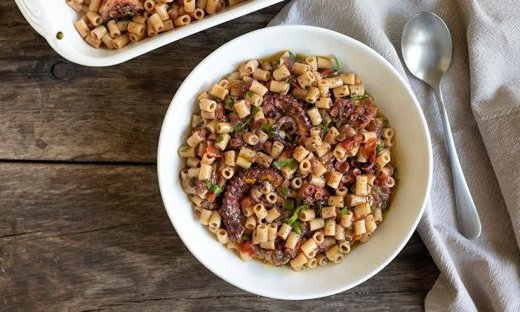 Ένα παραδοσιακό και νηστίσιμο πιάτο: Χταπόδι με κοφτό μακαρονάκι από τον Άκη Πετρετζίκη
