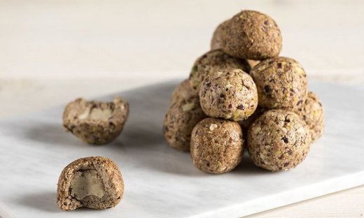 Τρουφάκια με χαλβά από τον Άκη Πετρετζίκη