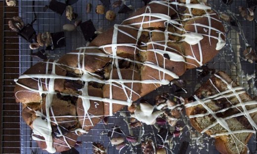 Λαχταριστό τσουρέκι με χαλβά από τον Άκη Πετρετζίκη