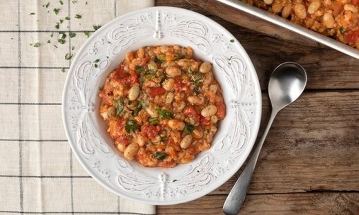 Εύκολα κοκκινιστά φασόλια με ρύζι στον φούρνο από τον Άκη Πετρετζίκη