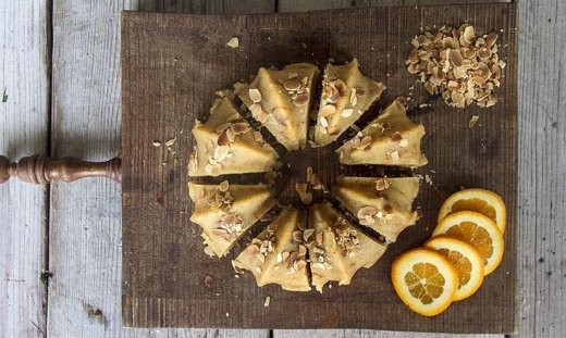 Ο Άκης Πετρετζίκης προτείνει χαλβά σιμιγδαλένιο με πορτοκάλι