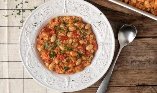 Εύκολα κοκκινιστά φασόλια με ρύζι στον φούρνο από τον Άκη Πετρετζίκη