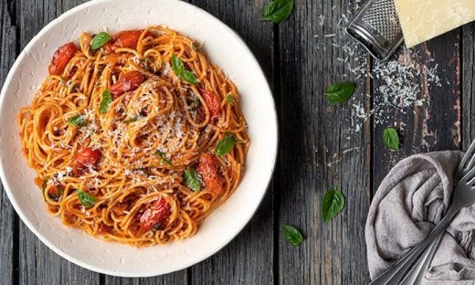 Σπαγγέτι ναπολιτάνα με ψητά ντοματίνια από τον Άκη Πετρετζίκη
