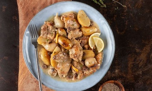 Κοτόπουλο λεμονάτο με baby πατάτες και ελιές από τον Άκη Πετρεζίκη