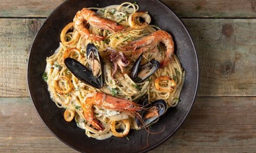 Καρμπονάρα με θαλασσινά από τον Άκη Πετρετζίκη