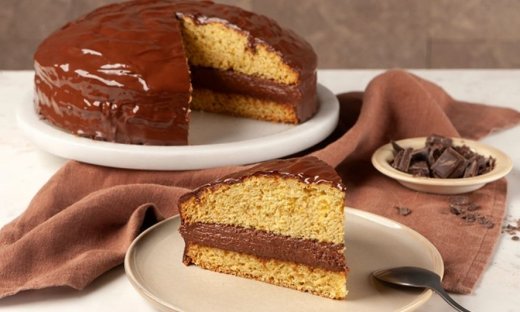 Ένα αφράτο γεμιστό νηστίσιμο κέικ από τον Άκη Πετρετζίκη