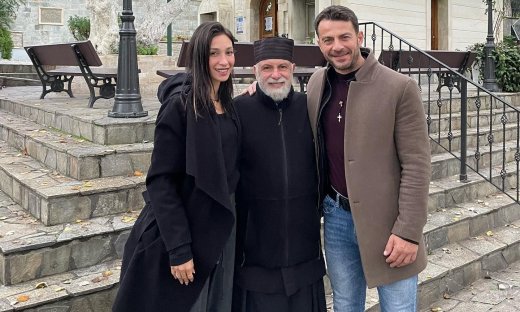 Γιώργος Αγγελόπουλος – Δήμητρα Βαμβακούση: Αγκαλιά με τον πνευματικό τους