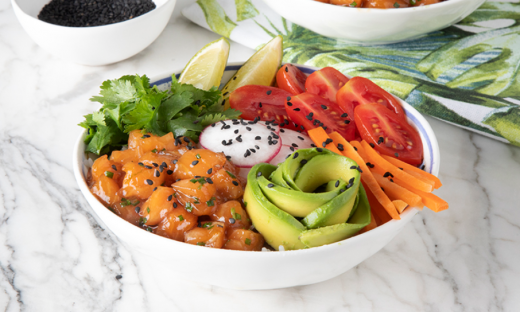 Poke bowl με ταρτάρ σολομού από τον Άκη Πετρετζίκη