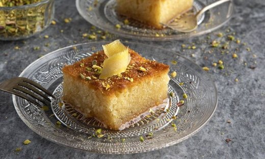 Φτιάξτε το πιο αφράτο και σιροπιαστό ραβανί όπως ο Άκης Πετρετζίκης