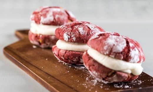 Μπισκότα σάντουιτς red velvet από τον Άκη Πετρετζίκη
