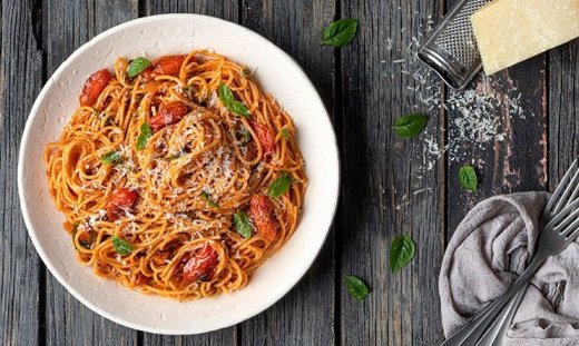 Σπαγγέτι ναπολιτάνα με ψητά ντοματίνια από τον Άκη Πετρετζίκη