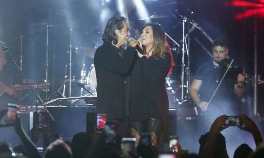 Καίτη Γαρμπή - Διονύσης Σχοινάς: Θρηνούν και προσεύχονται για τους αδικοχαμένους στα Τέμπη