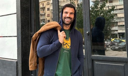 Δημήτρης Αλεξάνδρου: Αγκαλιά με τον μικρό «Νουνίτο» στα χιόνια- Είναι ο πιο ευτυχισμένος μπαμπάς!