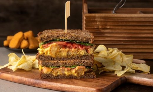 Vegan coronation sandwich από τον Άκη Πετρετζίκη