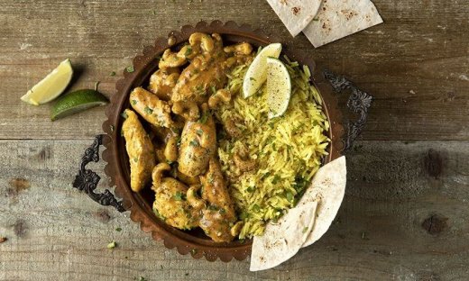 O Άκης Πετρετζίκης σας προτείνει μία πεντανόστιμη συνταγή, κοτόπουλο με κάρι