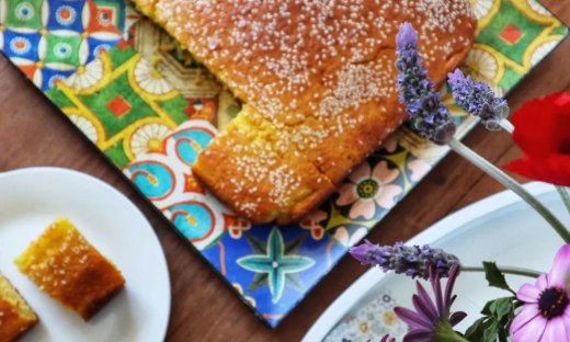 Κάποιες φορές το κέικ γίνεται τετράγωνο και πασπαλίζεται με σουσάμι