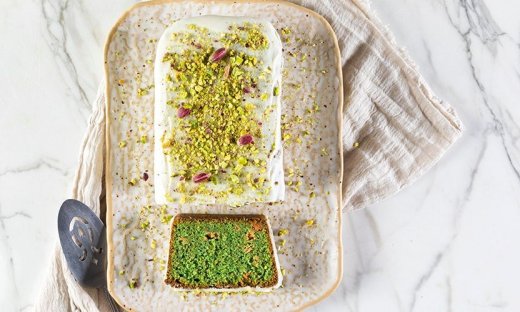 Κέικ με φιστίκια Αιγίνης και λευκή σοκολάτα από τον Άκη Πετρετζίκη