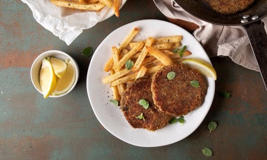 Μπιφτέκια λαχανικών με τηγανητές πατάτες από τον Άκη Πετρετζίκη