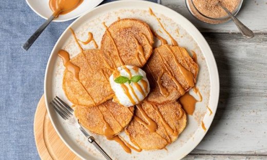 Churros pancakes με σάλτσα καραμέλας από τον Άκη Πετρετζίκη