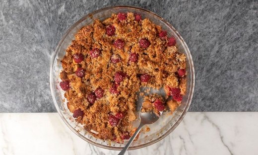 Crumble μήλου χωρίς προσθήκη κρυσταλλικής ζάχαρης από τον Άκη Πετρετζίκη