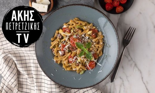 Ζυμαρικά με κολοκυθάκια, ντοματίνια και ελιές από τον Άκη Πετρετζίκη