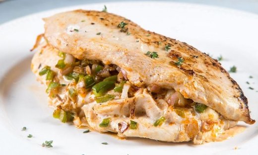 Γεμιστό στήθος κοτόπουλο με πιπεριές και χαλούμι από τον Άκη Πετρετζίκη