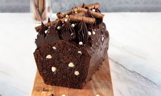 Το απόλυτο κέικ τριπλής σοκολάτας με γκανάς σοκολάτας από τον Άκη Πετρετζίκη