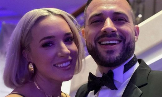 Αλλαγή στην αλλαγή για την Καλομοίρα:Με πιο κοντά μαλλιά από ποτέ σε επίσημη έξοδο με τον σύζυγό της