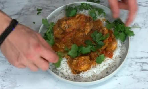 Πεντανόστιμο butter chicken από τον Άκη Πετρετζίκη