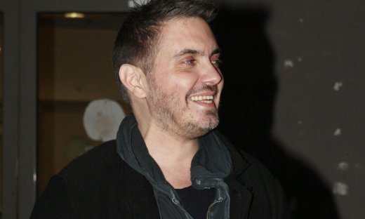 Μιχάλης Χατζηγιάννης: Το cosy σπίτι του με τον ριγέ τοίχο και τους άνετους καναπέδες στο σαλόνι!