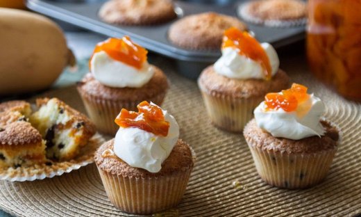 Φρανζιπάν Μuffins από τον Άκη Πετρετζίκη