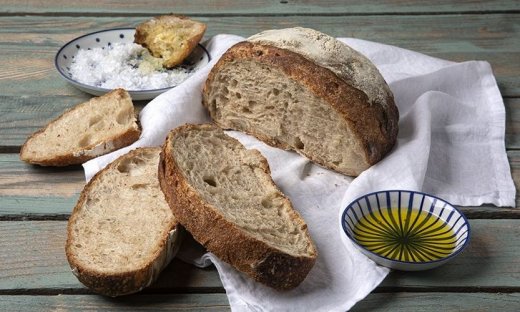 Ψωμί με προζύμι χωρίς μίξερ από τον Άκη Πετρετζίκη